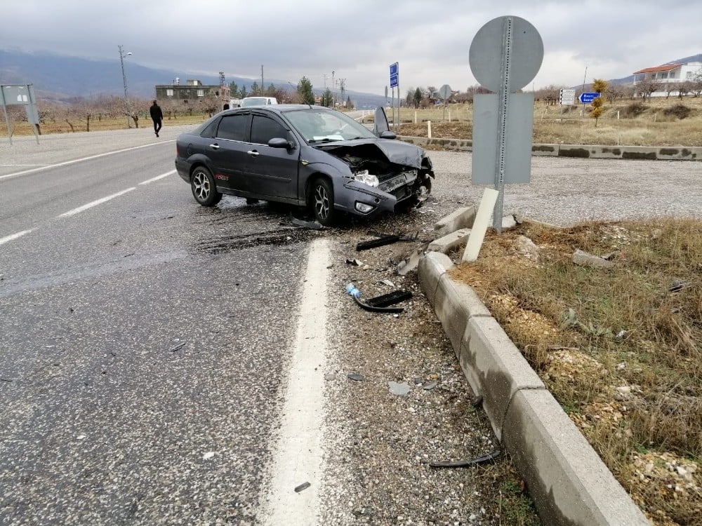 Gölbaşı’nda 2 otomobil çarpıştı 
