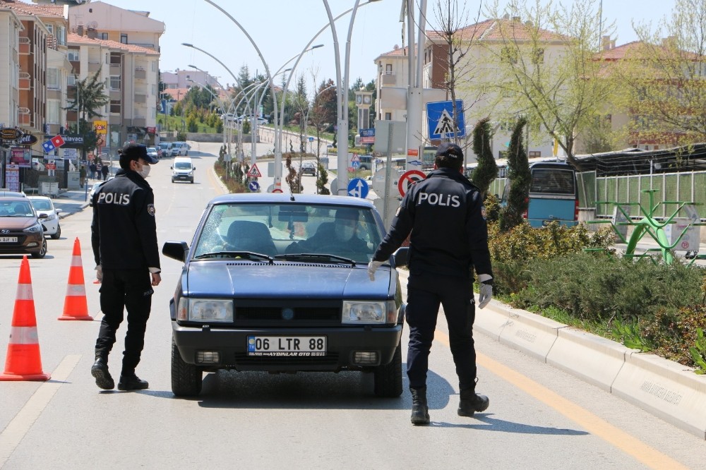 Gölbaşı’nda cadde ve sokaklar boş kaldı 