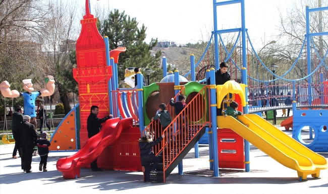 Gölbaşı'nda çocuk parkları yenilendi