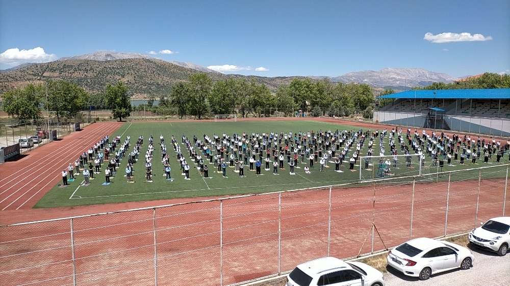 Gölbaşı’nda Cuma Namazı stadyumda kılındı 