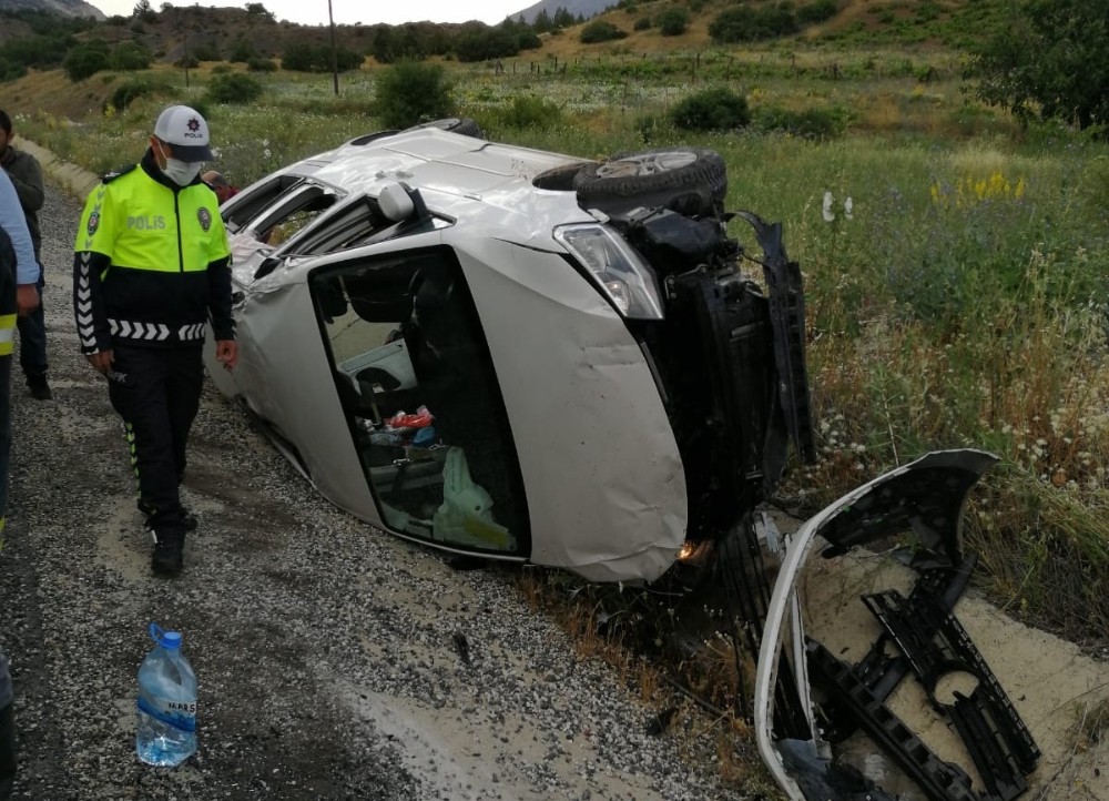 Gölbaşı’nda hafif ticari araç şarampole devrildi 