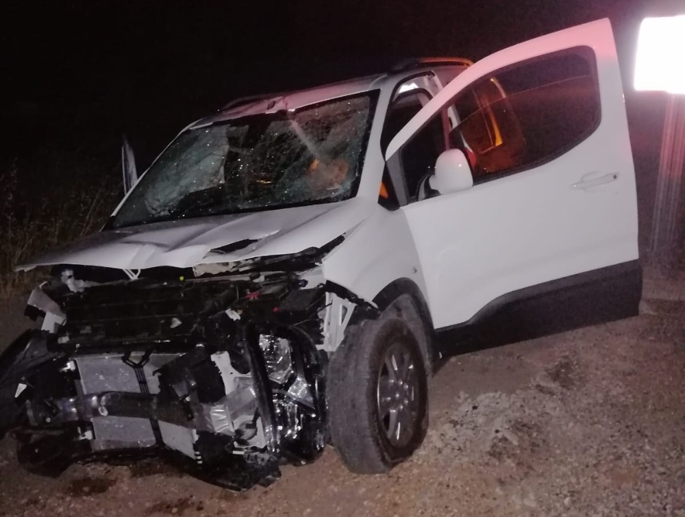 Gölbaşı’nda kamyonet yön levhasına çarptı 