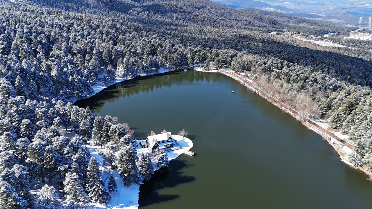 Gölcük beyaza büründü! Bolu’da kartpostallık manzara