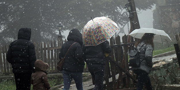 Gölcük Tabiat Parkı'nda Nisan ayında kar sürprizi