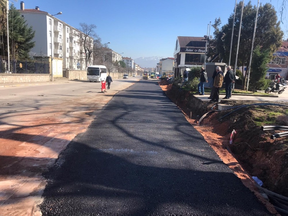 Gölcük’te 22 metrelik alternatif yol asfaltlanıyor 