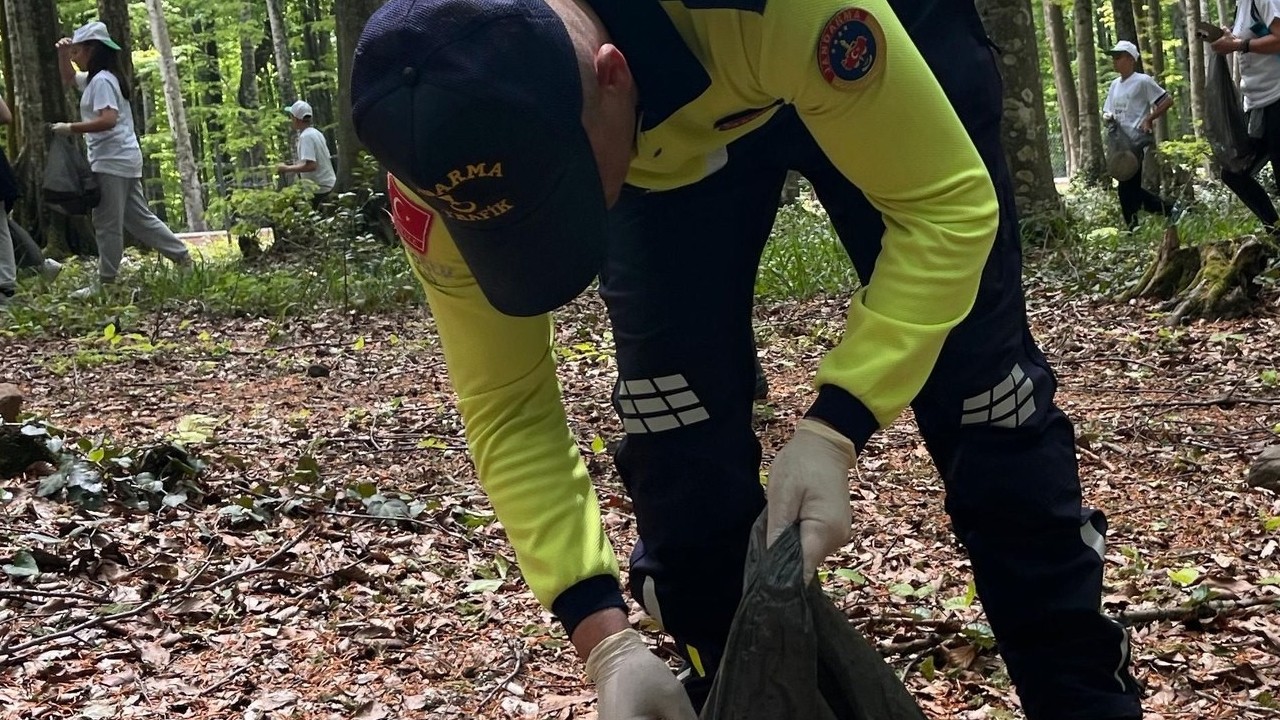 Gölcük'te çocuklar orman için kolları sıvadı