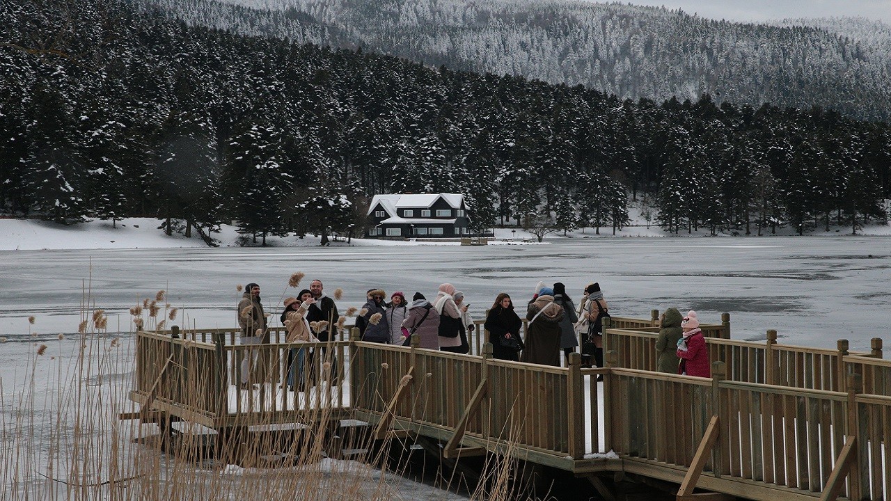 Gölcük’te kış büyüsü! Ziyaretçi akınına uğradı