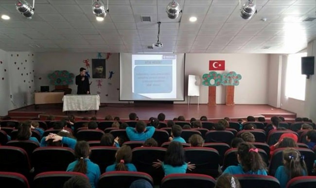 Gölcük'te öğrencilere atık yönetimi ve çevre semineri verildi