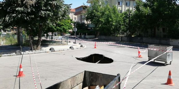 Gölcük'te yolda aniden derin çukur oluştu