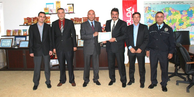 Golda'ya valilik ve emniyetten plaket ve teşekkür