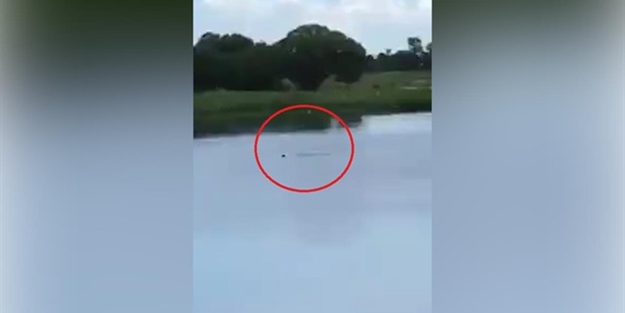 Gölde boğulan adamı alay ederek seyreden gençler