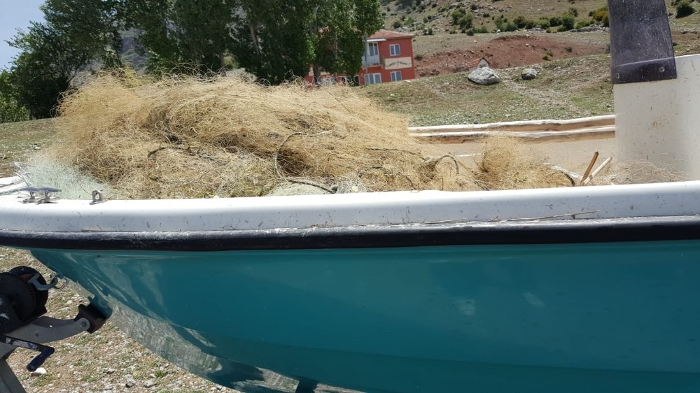 Gölde yakalanan kaçak ağ imha edildi 