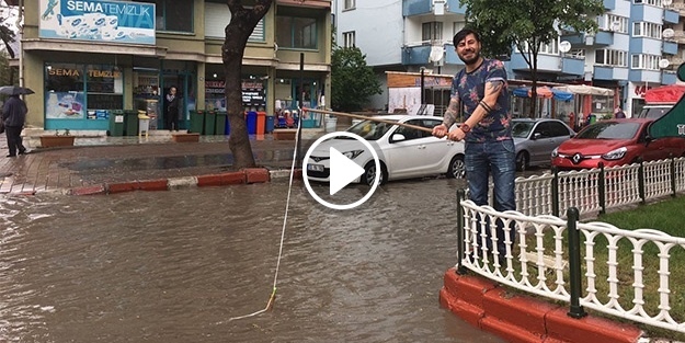 Göle dönen sokağa vatandaş olta attı