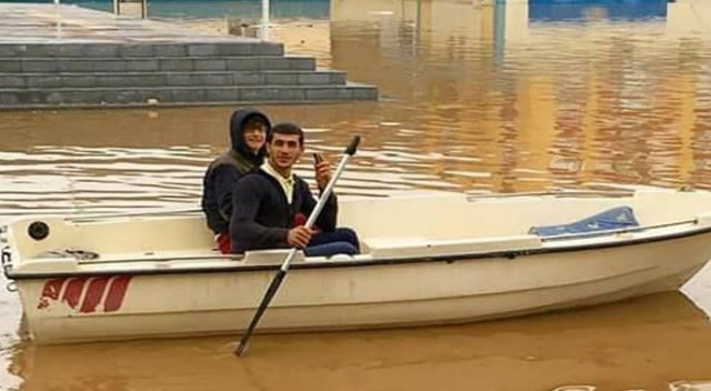 Göle dönen yolda kayıkla gezinti