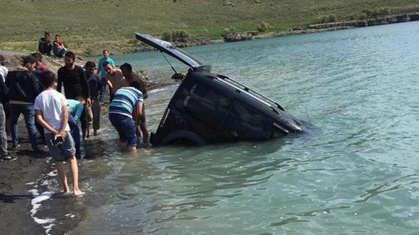 Göle düşen otomobil halatla çıkarıldı