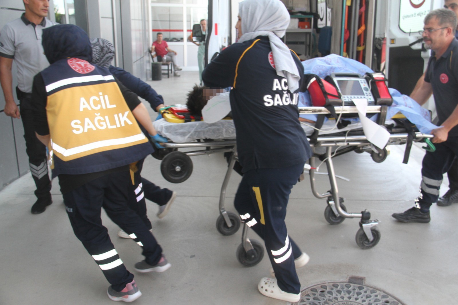 Göle giren 9 yaşındaki çocuk boğulma tehlikesi geçirdi