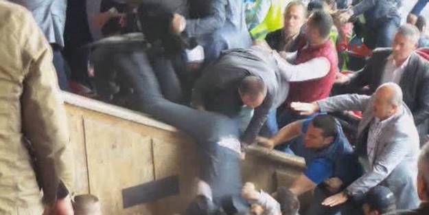 Amedli yöneticiyi tribünden attılar!