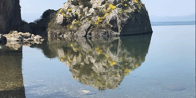 Göle yansıyan kayada şok eden figür...
