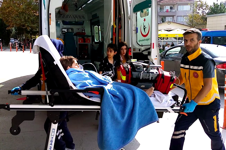 Gölete düşen 2 oğlunu son anda boğulmaktan kurtardı