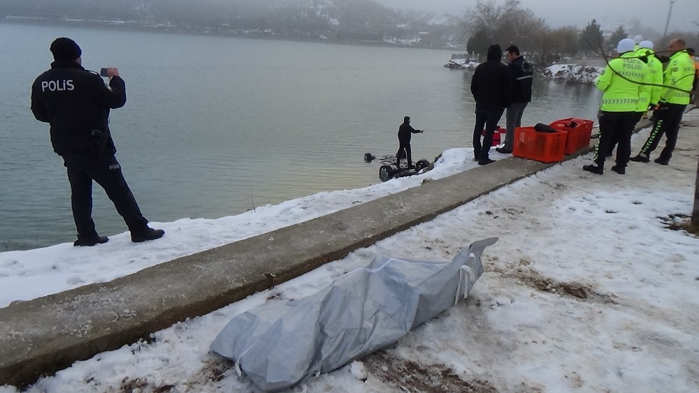 Gölete uçan otomobilden 1 kişinin cansız bedeni çıkarıldı 