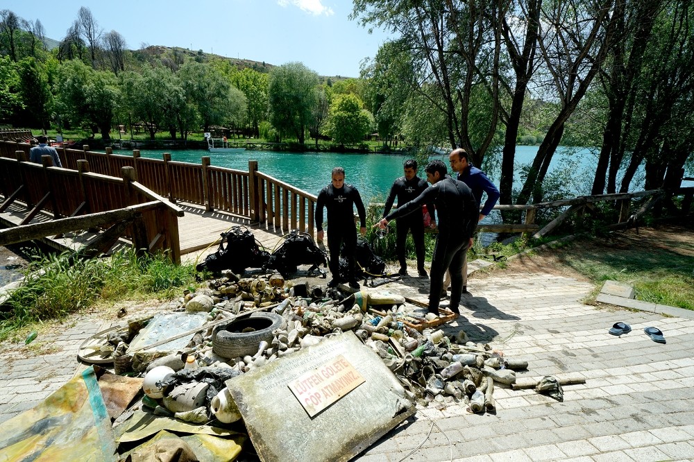 Göletten balık yerine çöp çıktı 