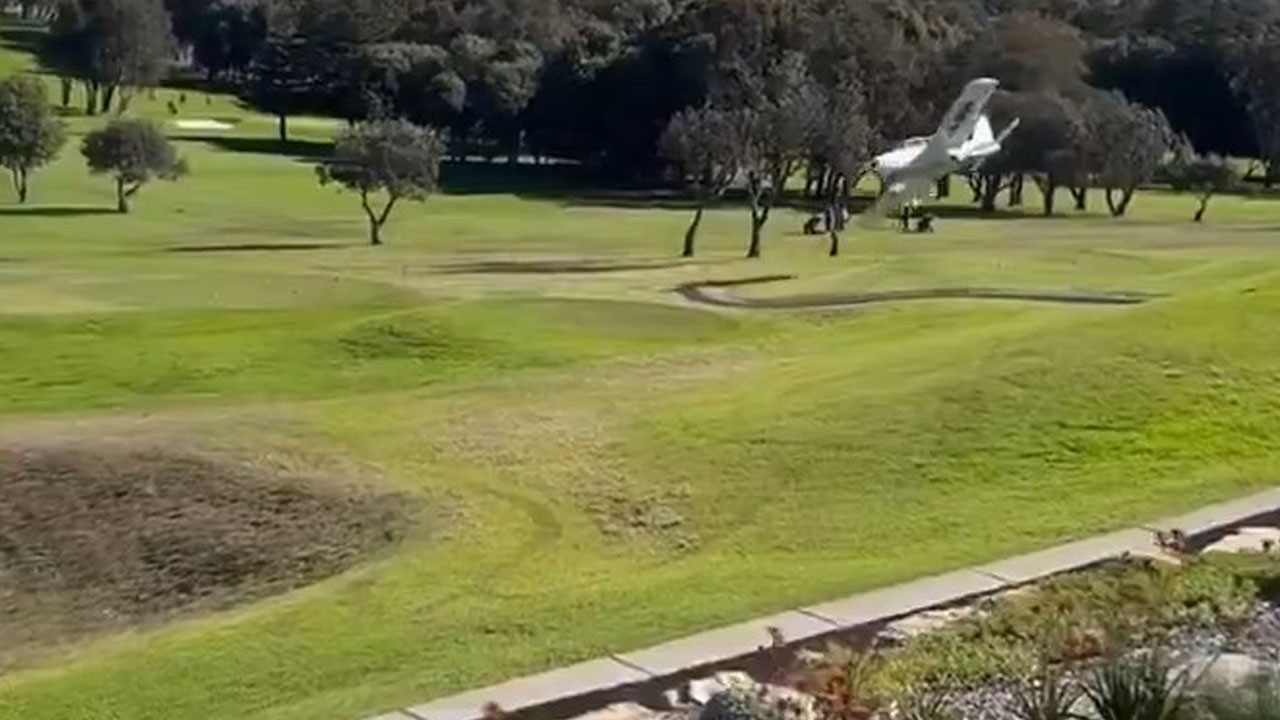 Golf sahasına zorunlu iniş! Hafif uçak dehşeti