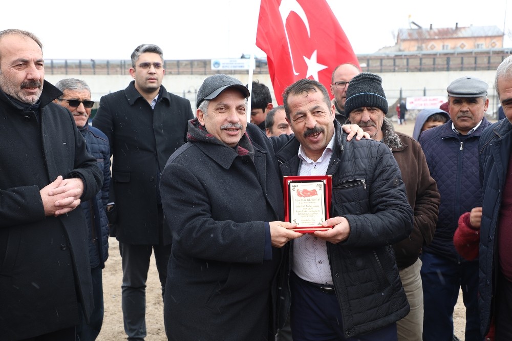 Goller şehitlere, selamlar askere 