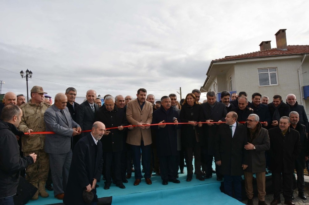 Gölova’da öğretmenevi ve halı saha törenle hizmete açıldı 