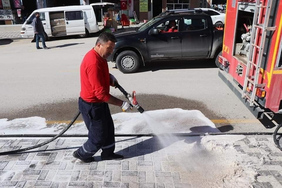 Gölpazarı’nda sokaklar Korona virüsüne karşı dip köşe yıkandı 