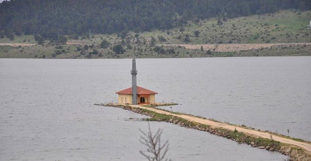 Gölün ortasında cami