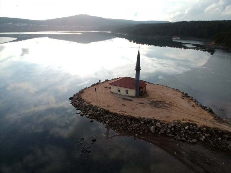 Gölün ortasındaki cami ibadete açıldı