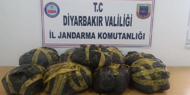 Gömdükleri esrarı çıkarıp kaçarken yakalandılar