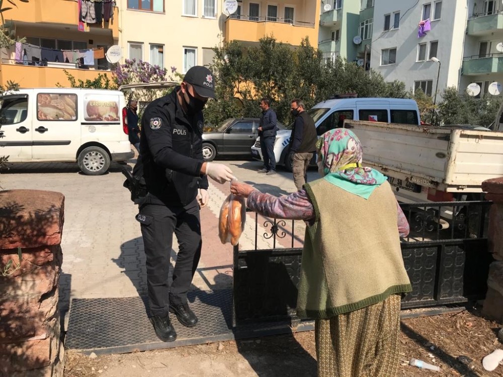 Gömeç polisi ekmekleri vatandaşın ayağına götürdü 