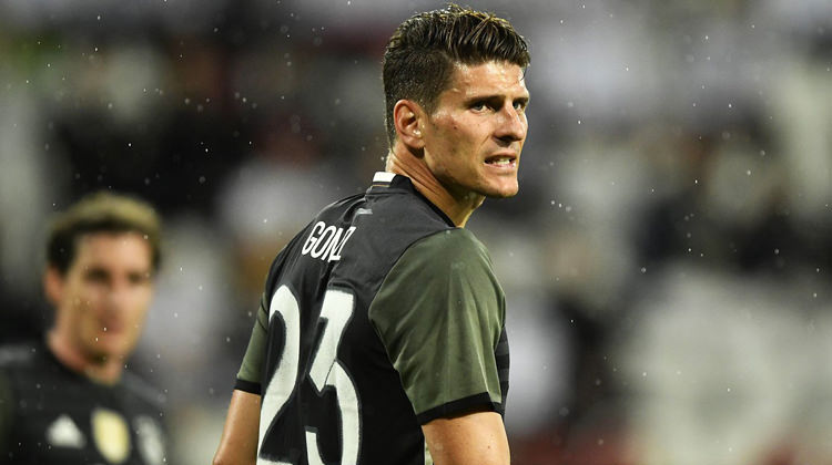 Gomez resmen alay konusu oldu!