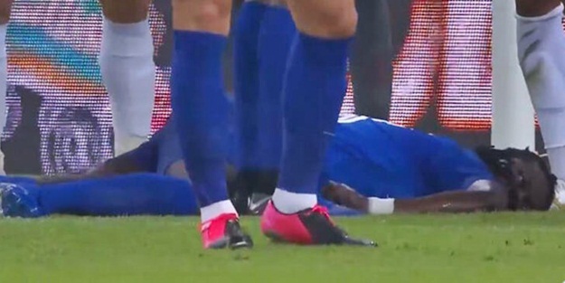 Gomis maç sırasında bayıldı