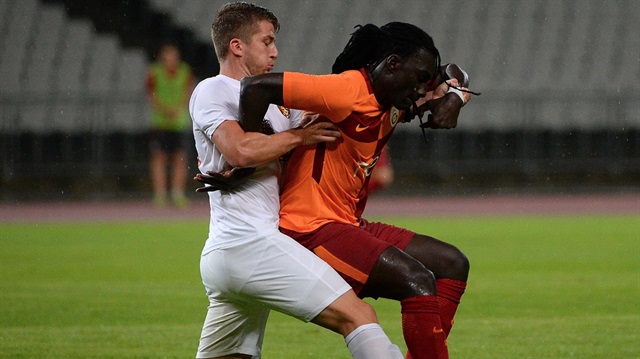 Gomis saç baş yoldurdu