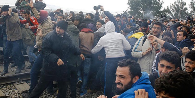Türkiye'ye gelmek istemeyen mülteciler Yunan polisiyle çatıştı