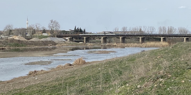 Gönen çayında korkutan görüntü! Son yılların en düşük seviyesinde
