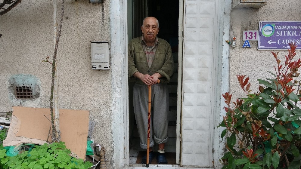 Gönüllere taht kuran 77 yaşındaki Burhan amca: “Yaşlılar evde kalsın, herkesin ihtiyacı karşılanıyor” 
