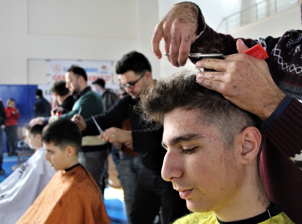 Gönüllü 25 kuaförden depremzede çocuklara anlamlı jest 