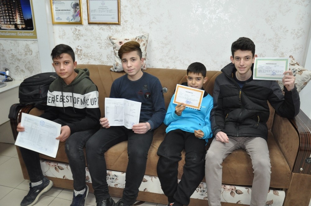 Gönüllü berber başarılı öğrencileri ücretsiz tıraş ediyor 
