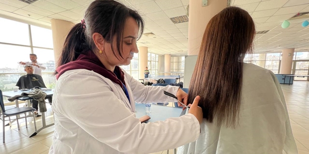 Gönüllü berber ve kuaförlerden depremzedelere saç bakımı