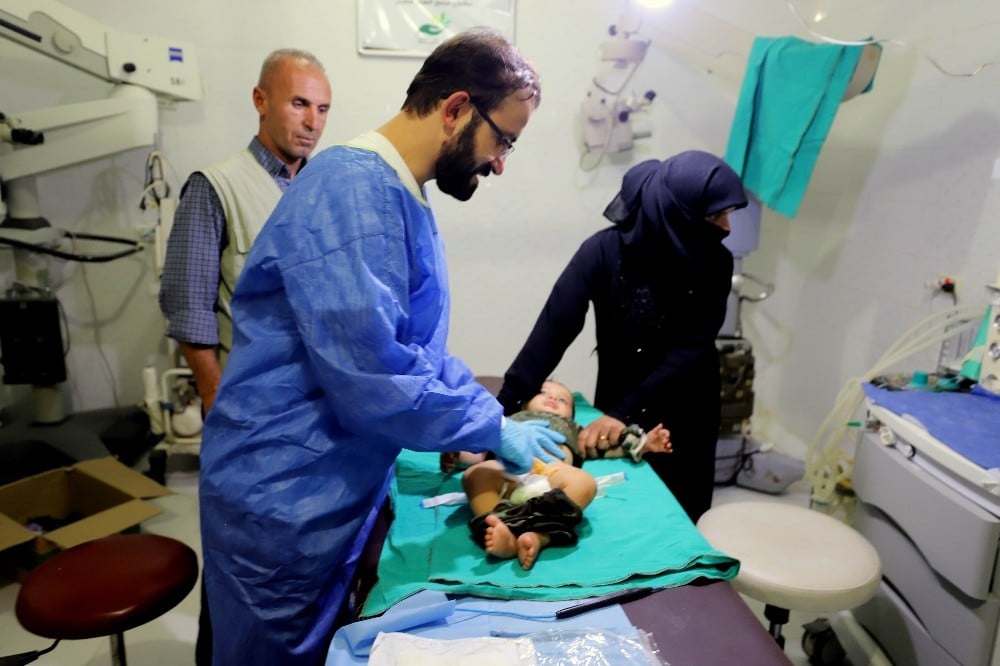 Gönüllü doktorlardan Suriyeli çocuklara sünnet 