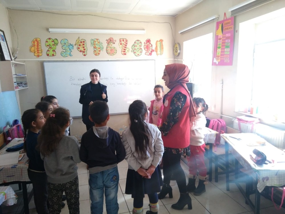 Gönüllü eğitim timi iş başında 