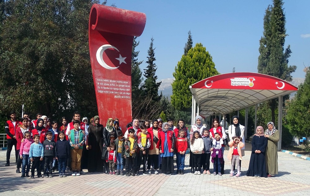Gönüllü gençler yetimler el ele 
