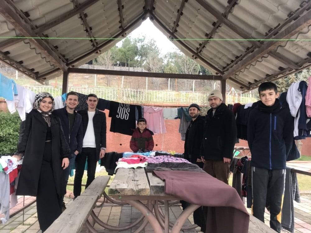 Gönüllü gençlerden ihtiyaç sahiplerine giysi 