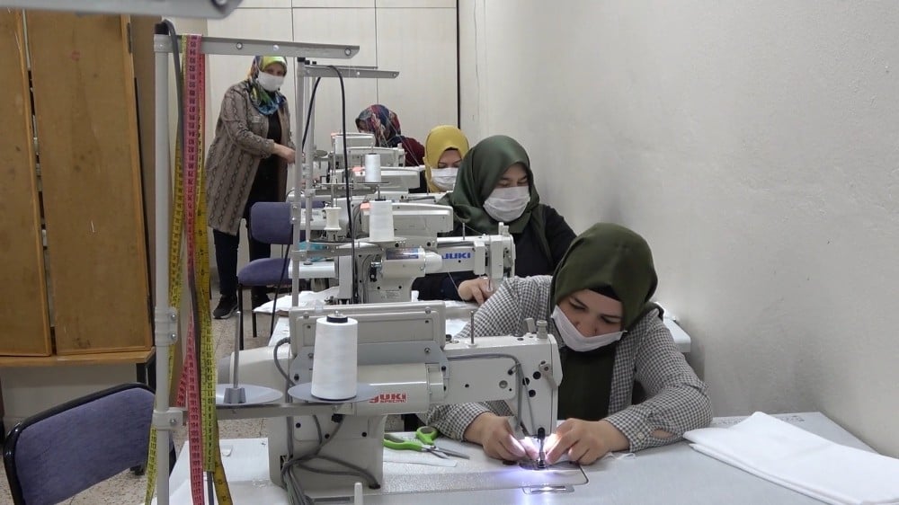 Gönüllü kadınlar maske üretiyor 