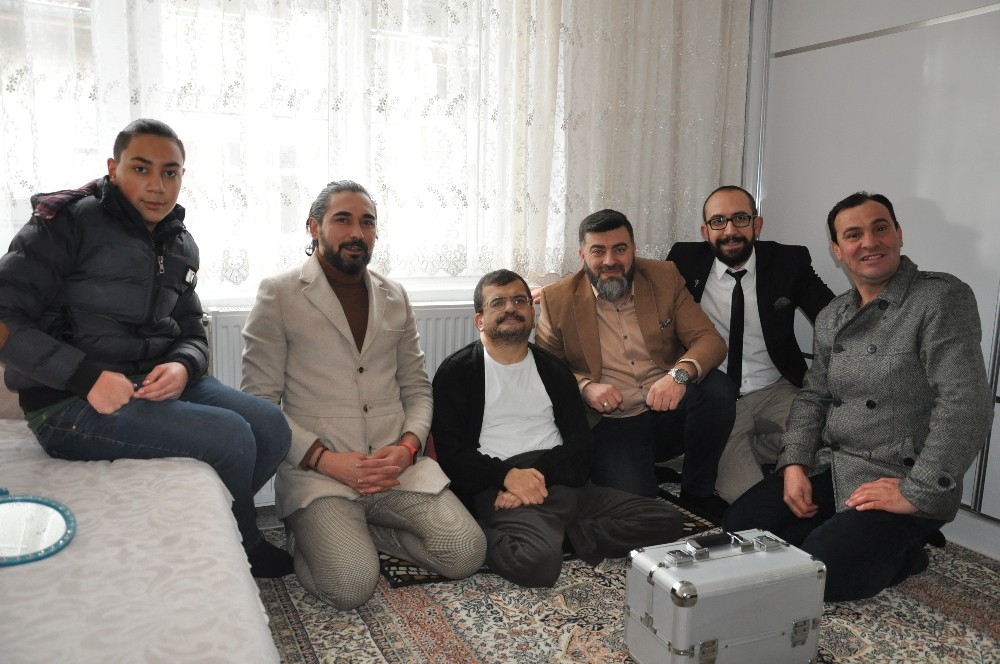 Gönüllü kuaförler kış gününde yürekleri ısıttı 