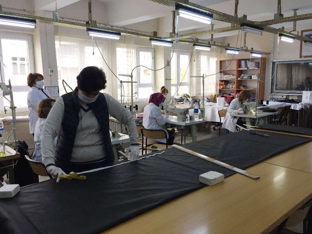 Gönüllü Meslek Lisesi öğretmenleri maske üretiyor 