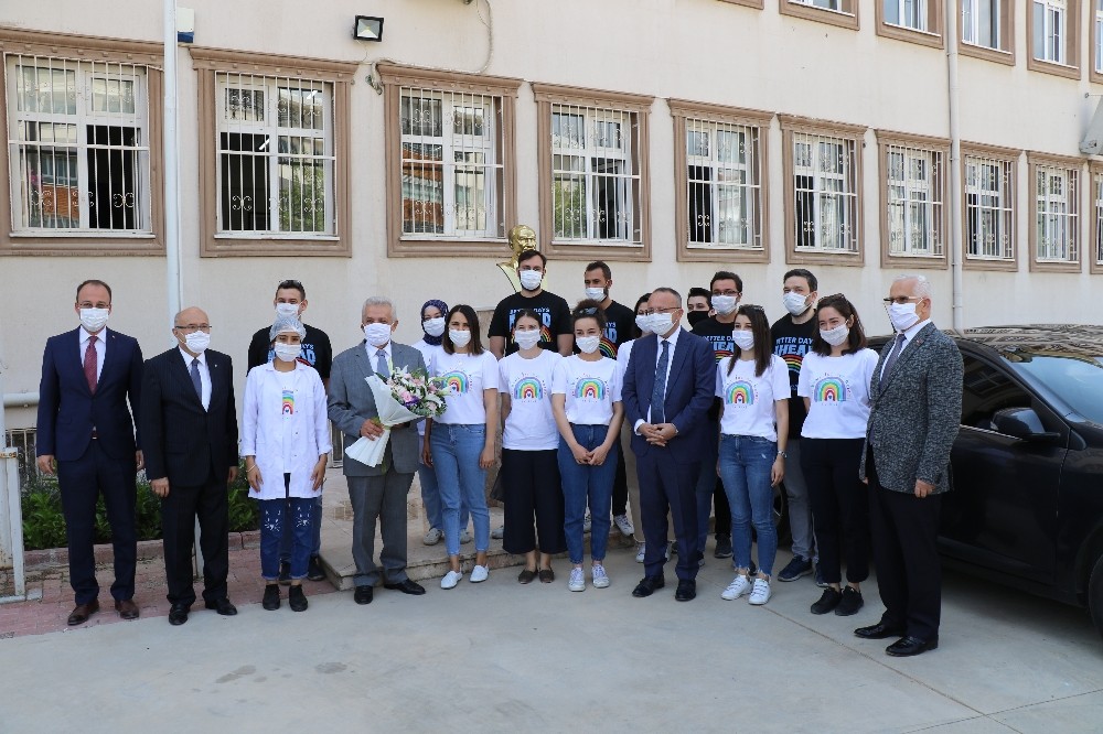 Gönüllü öğrenciler Hollanda’ya maske ihraç etti 